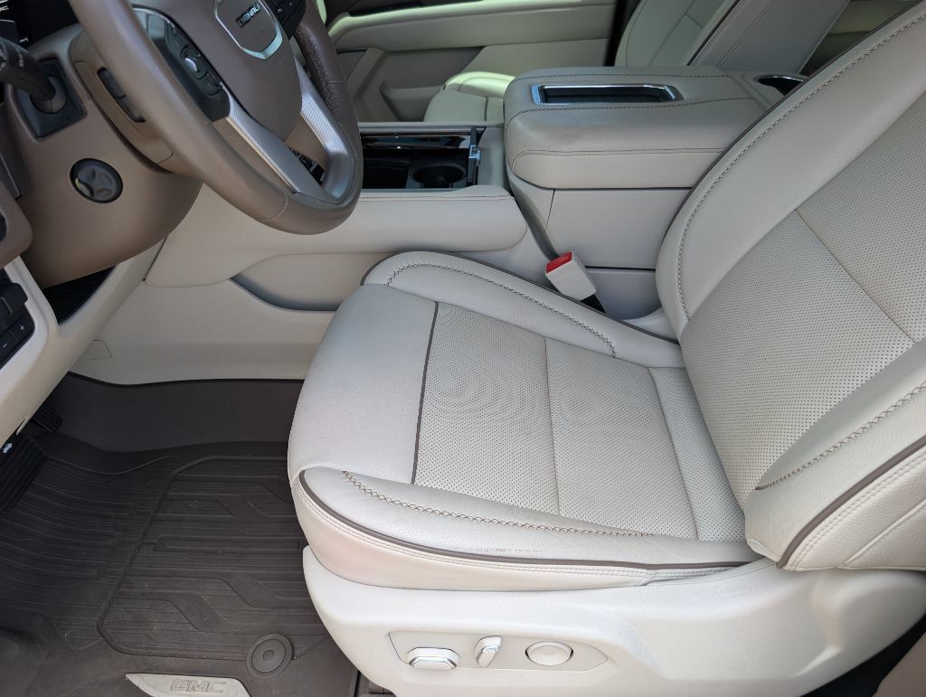Used 2022 GMC Yukon Denali w/ Denali Premium Package AWD/4WD image 8