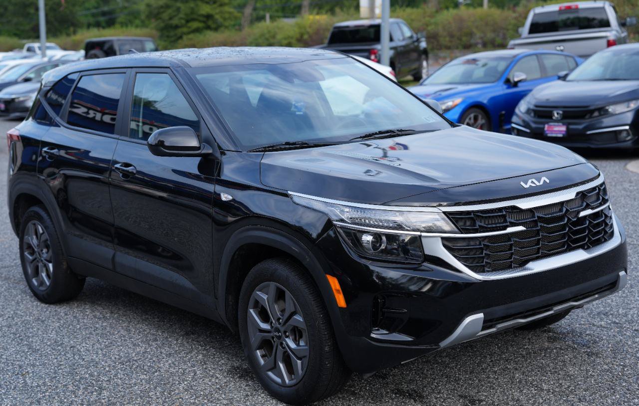 Used 2025 Kia Seltos LX AWD/4WD image 3