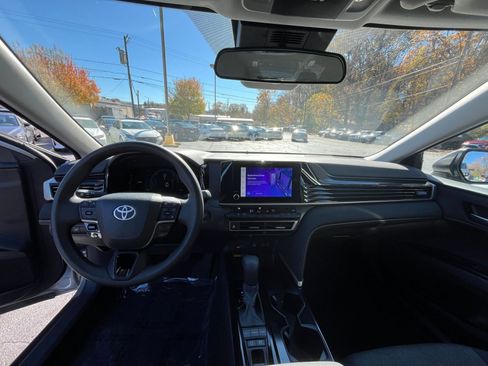 Used 2025 Toyota Camry LE image 31