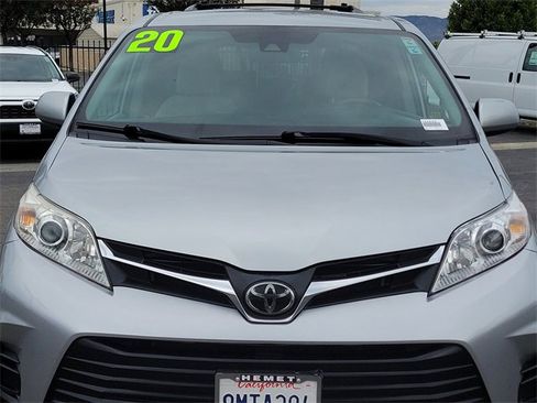 Used 2020 Toyota Sienna LE w/ Carpet Mat Package image 29