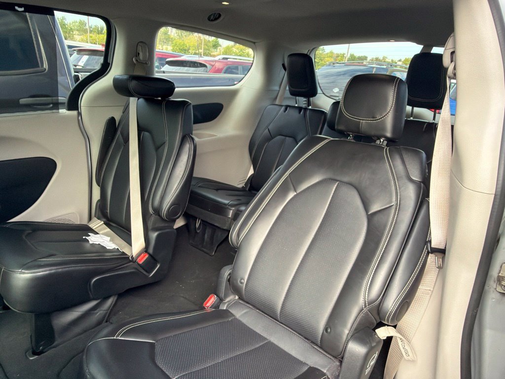 Used 2024 Chrysler Pacifica Touring-L FWD image 9