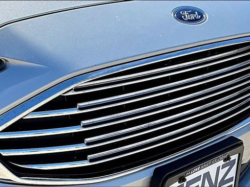 Used 2017 Ford Fusion SE w/ Fusion SE Technology Package FWD image 25