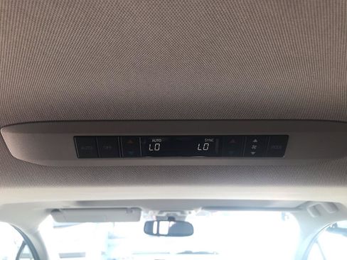 Used 2022 Toyota Sienna XLE FWD image 19