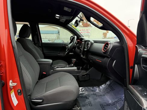 Used 2017 Toyota Tacoma TRD Sport image 13