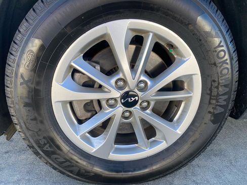 Used 2023 Kia Carnival LX image 31