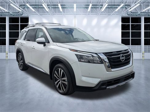 New 2025 Nissan Pathfinder Platinum image 1