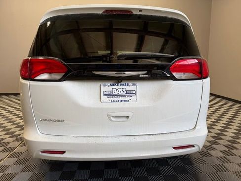 Used 2024 Chrysler Voyager LX image 9