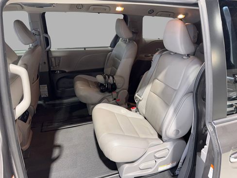 Used 2020 Toyota Sienna XLE image 22