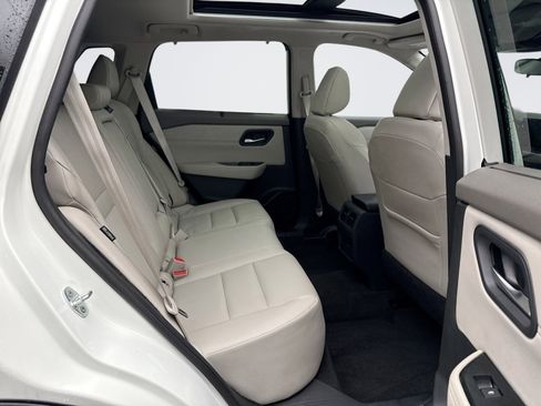 Used 2023 Nissan Rogue SV w/ SV Premium Package image 19