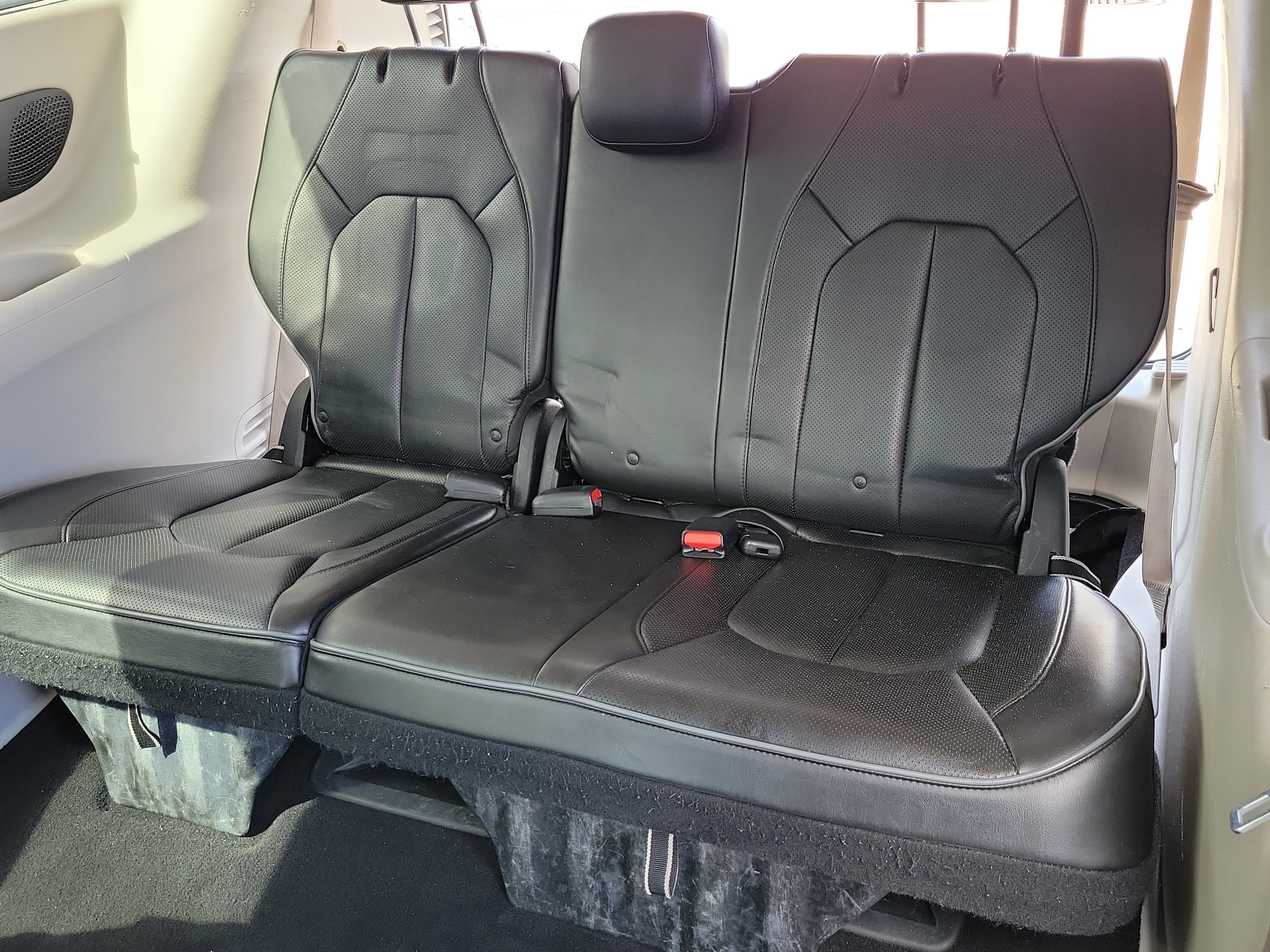 Used 2018 Chrysler Pacifica Limited w/ Advanced Safetytec Group FWD image 12