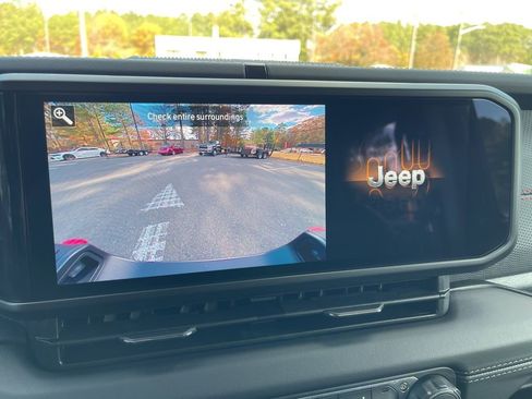 Used 2025 Jeep Gladiator Rubicon w/ Convenience Group image 11