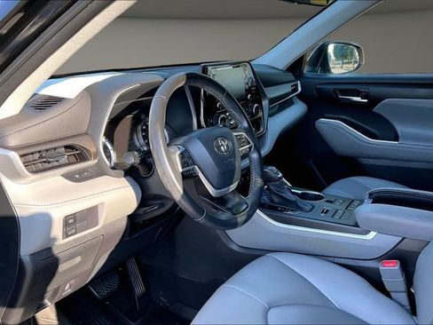 Used 2022 Toyota Highlander XLE AWD/4WD image 12