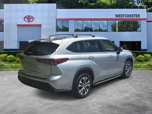 Used 2023 Toyota Highlander XLE AWD/4WD image 7