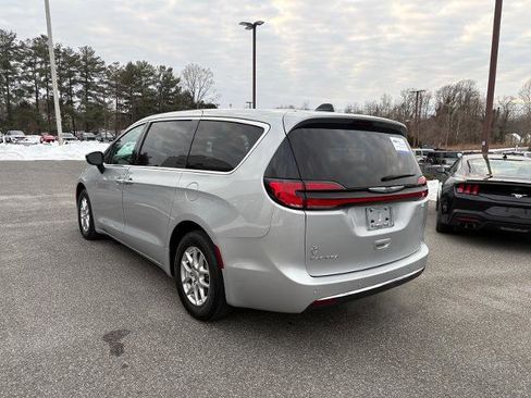 Used 2024 Chrysler Pacifica Touring-L image 5