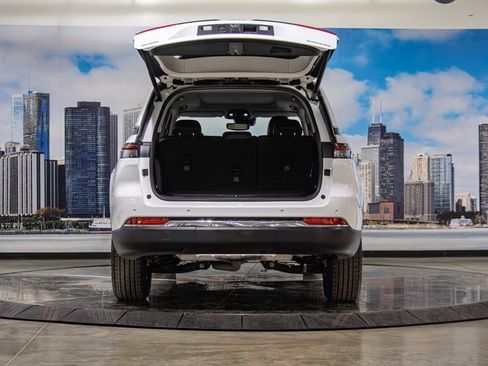 Used 2022 Jeep Grand Cherokee Limited image 12