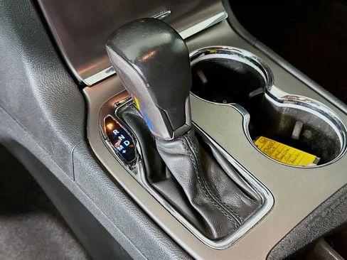 Used 2019 Jeep Grand Cherokee Laredo RWD image 19