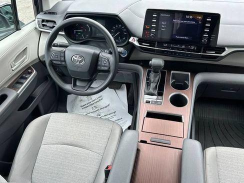 Used 2023 Toyota Sienna LE FWD image 40