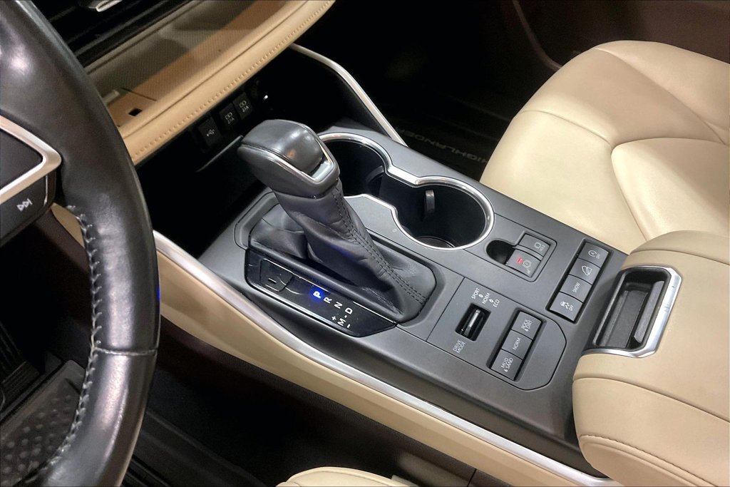 Used 2020 Toyota Highlander XLE AWD/4WD image 19