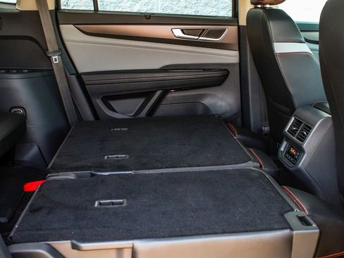 Used 2024 Volkswagen Atlas Peak Edition SE AWD/4WD image 38