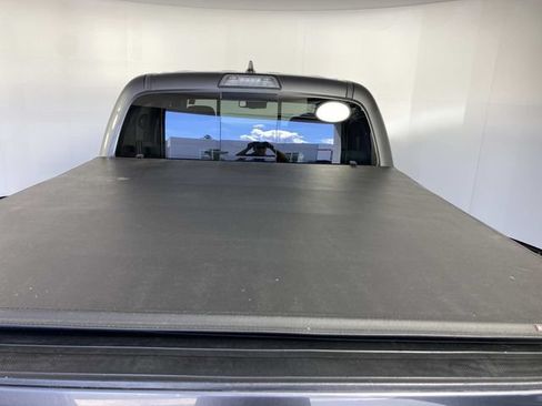 Used 2018 Toyota Tacoma SR5 AWD/4WD image 9