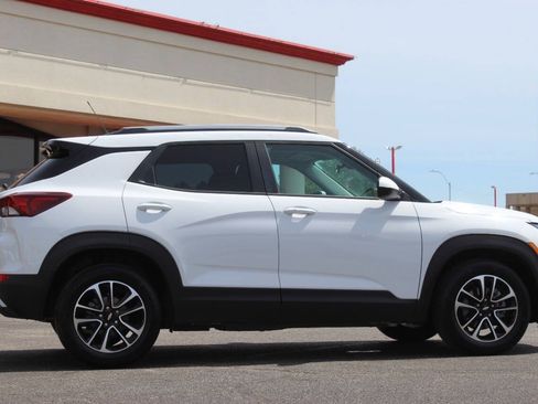 Used 2025 Chevrolet TrailBlazer LT FWD image 3