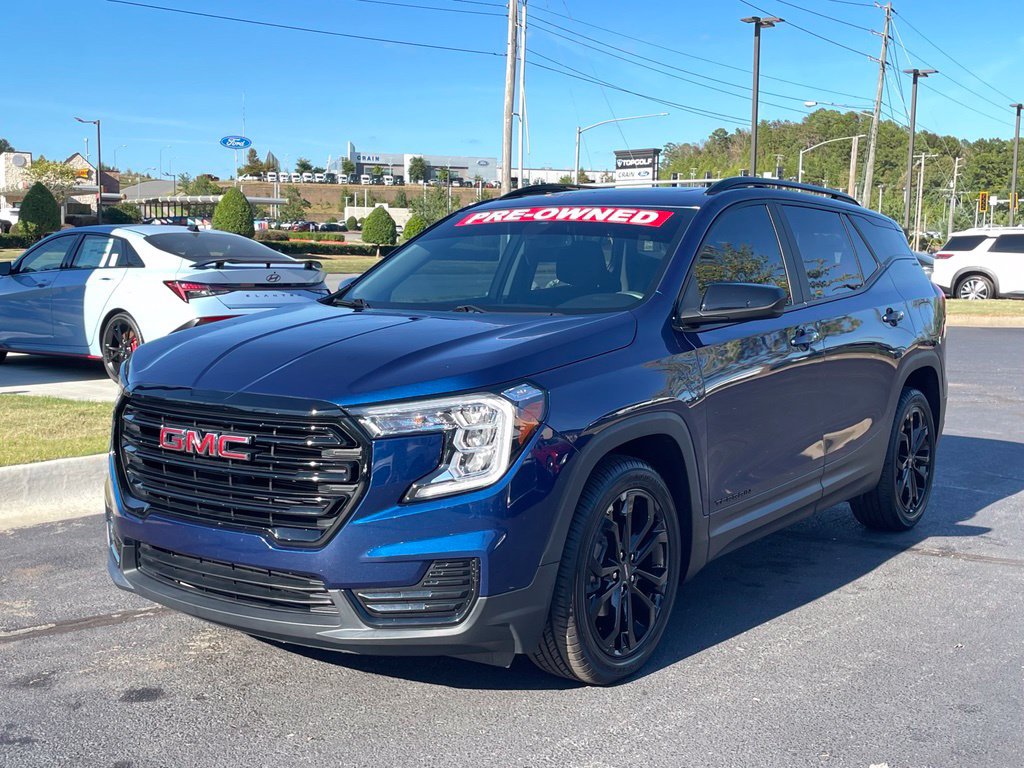 Used 2022 GMC Terrain SLE w/ Driver Convenience Package FWD image 4