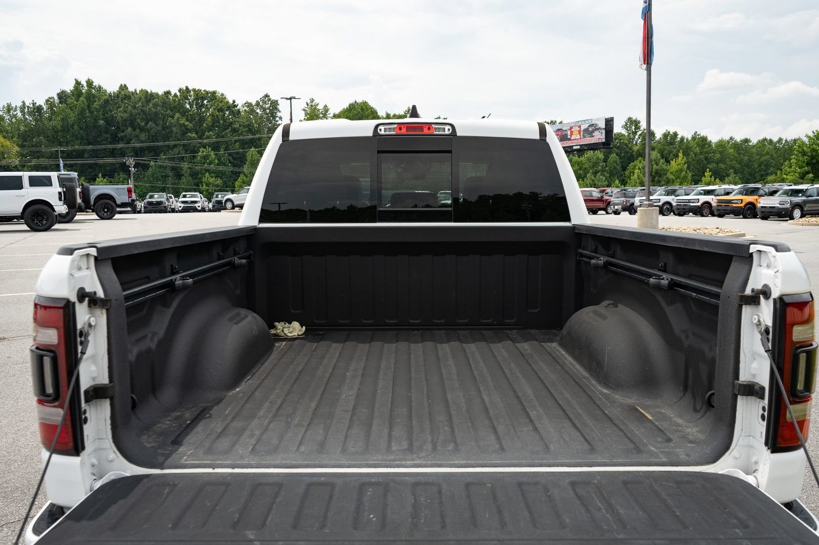 Used 2022 RAM 1500 Laramie AWD/4WD image 9
