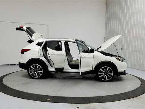 Used 2018 Nissan Rogue Sport SL image 16