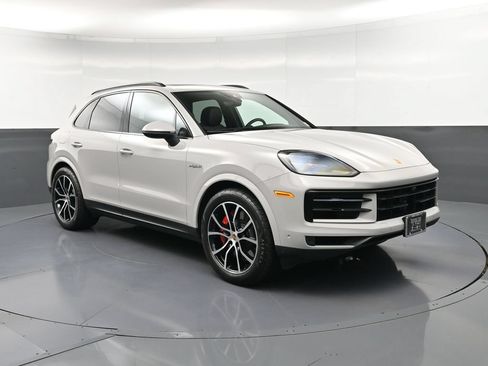 Certified 2025 Porsche Cayenne S AWD/4WD image 10