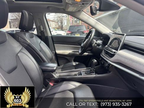 Used 2024 Jeep Compass Latitude image 11
