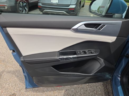 New 2026 Volkswagen Taos SE FWD image 5
