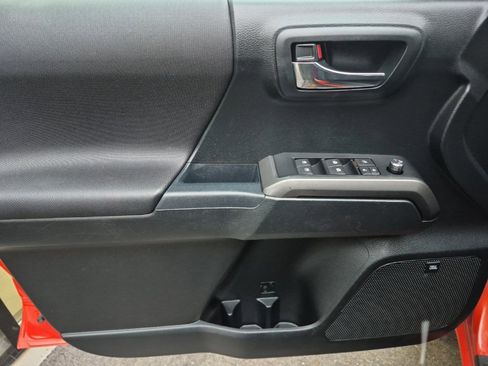 Used 2017 Toyota Tacoma TRD Sport image 15