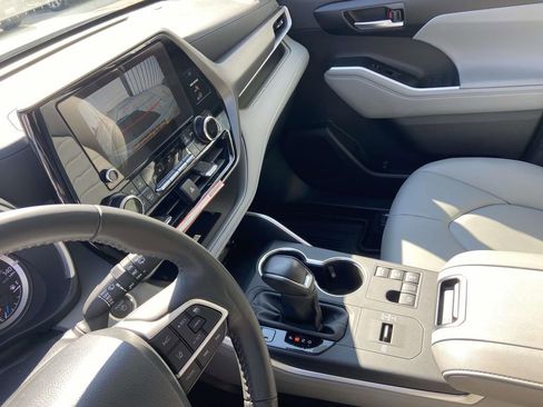 Used 2025 Toyota Highlander XLE image 25