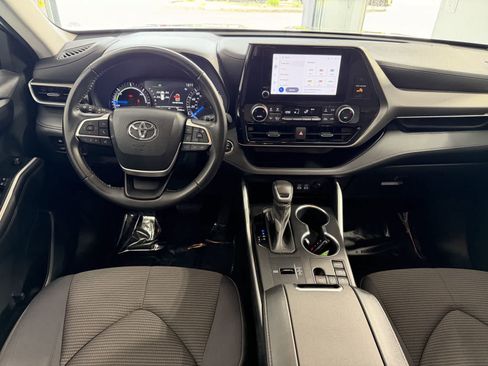 Used 2023 Toyota Highlander LE AWD/4WD image 13