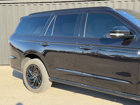 Used 2025 Lincoln Navigator Reserve AWD/4WD image 4