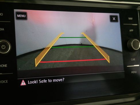 Used 2018 Volkswagen Tiguan SEL image 33