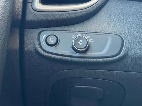 Used 2019 Chevrolet Trax LT FWD image 32