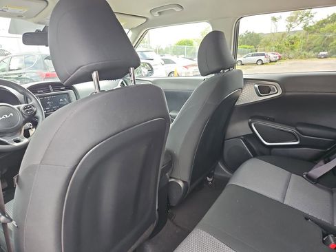 Used 2025 Kia Soul LX w/ LX Technology Package FWD image 11
