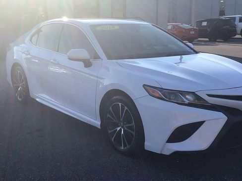 Used 2018 Toyota Camry SE image 3