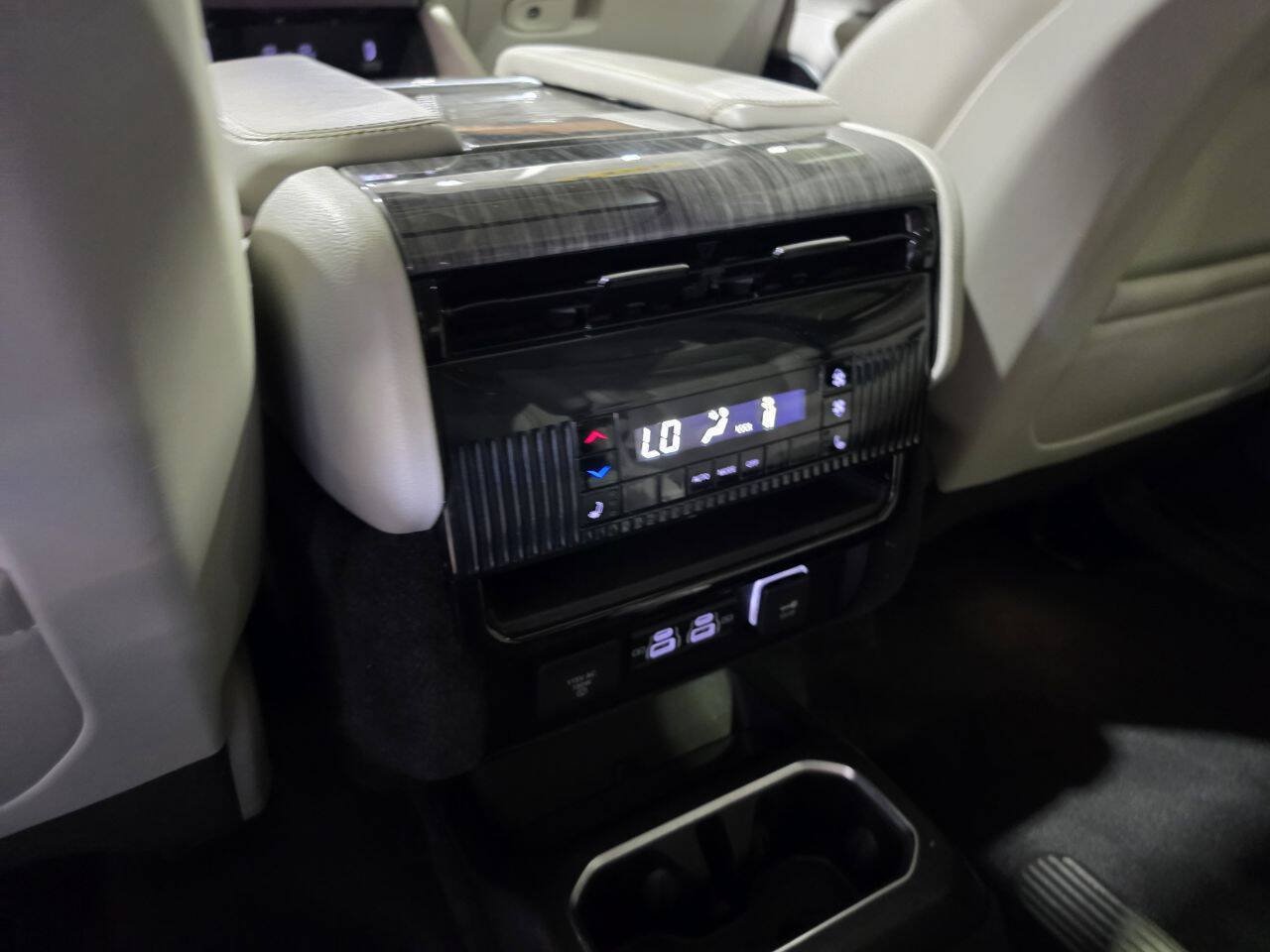 Used 2022 Jeep Wagoneer Series III w/ Premium Group I AWD/4WD image 31