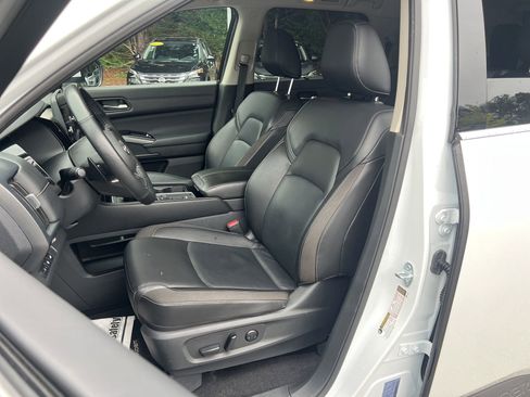 Certified 2025 Nissan Pathfinder SL w/ Black Appearance Package FWD image 15