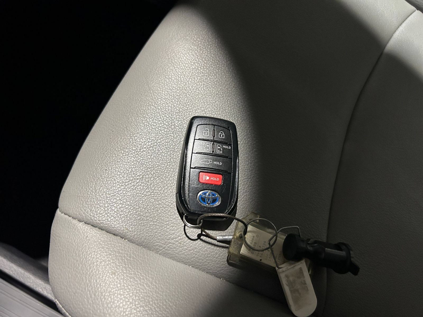 Used 2025 Toyota Sienna XLE FWD image 18