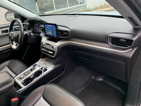 Used 2022 Ford Explorer XLT w/ Equipment Group 202A image 10