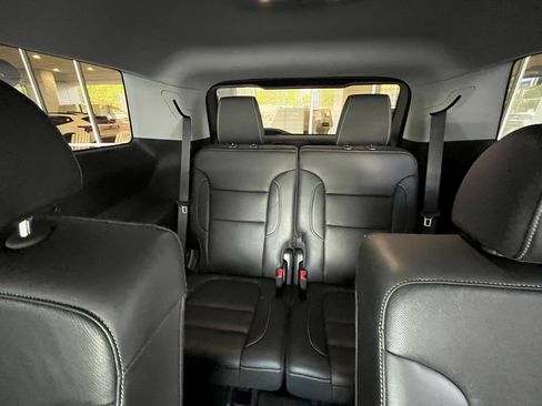 Used 2023 GMC Acadia SLT w/ Technology Package FWD image 16