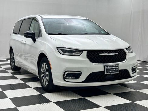 Used 2024 Chrysler Pacifica Limited FWD image 2