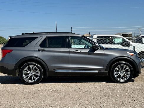 Used 2021 Ford Explorer XLT w/ Equipment Group 202A image 3