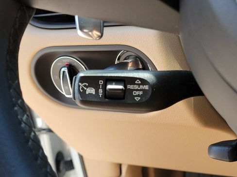 Certified 2025 Porsche Macan AWD/4WD image 38