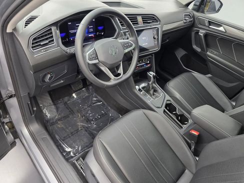 Used 2023 Volkswagen Tiguan SE w/ Panoramic Sunroof Package FWD image 10