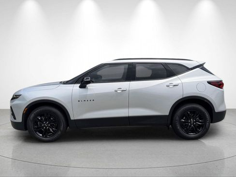 Used 2021 Chevrolet Blazer LT w/ Sound & Technology Package FWD image 2