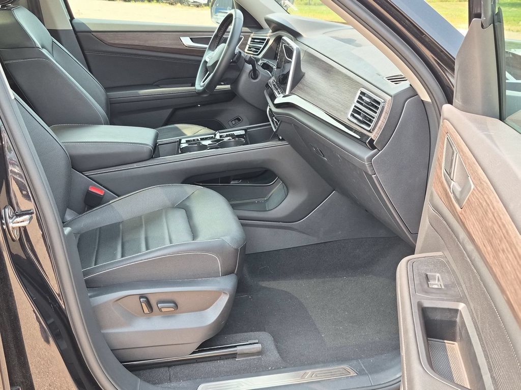 Used 2025 Volkswagen Atlas SEL AWD/4WD image 32